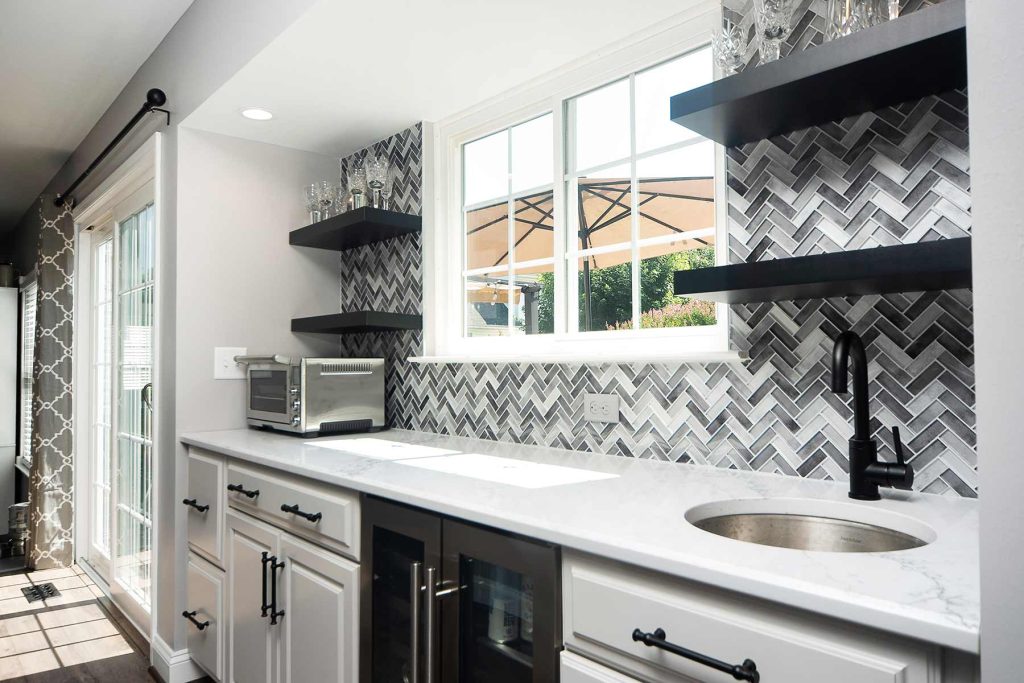 Modern kitchen design with herringbone pattern of black and white tile as a backsplash and open shelving