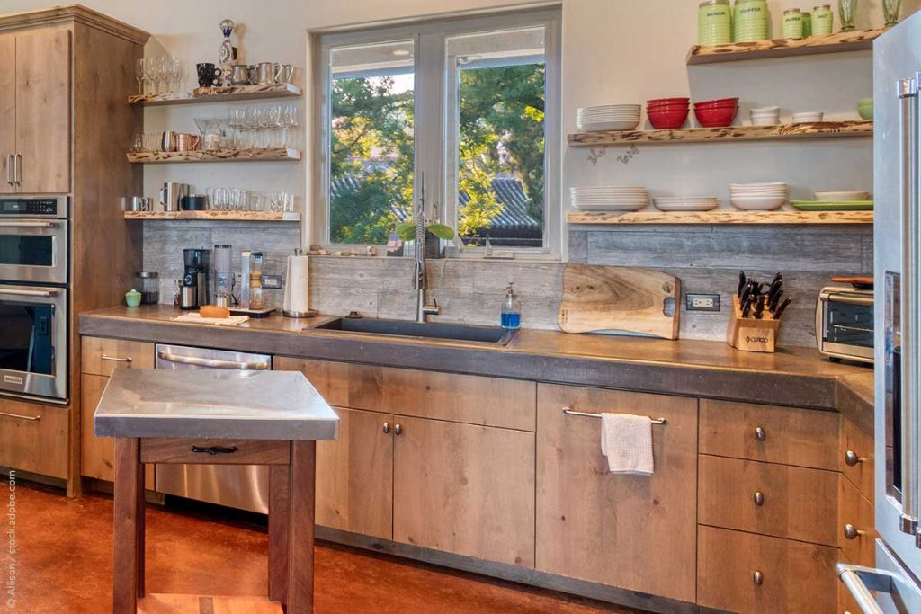 Cottage-style kitchen with open shelves and lots of natural materials